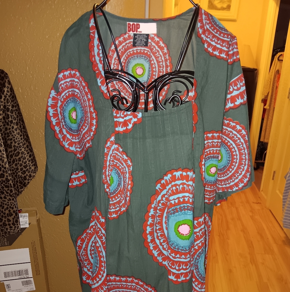 UEC BOP TOP SZ 0X THIS MEASURES 24IN PIT TO PIT SO THIS IS PLUS SZ TOP